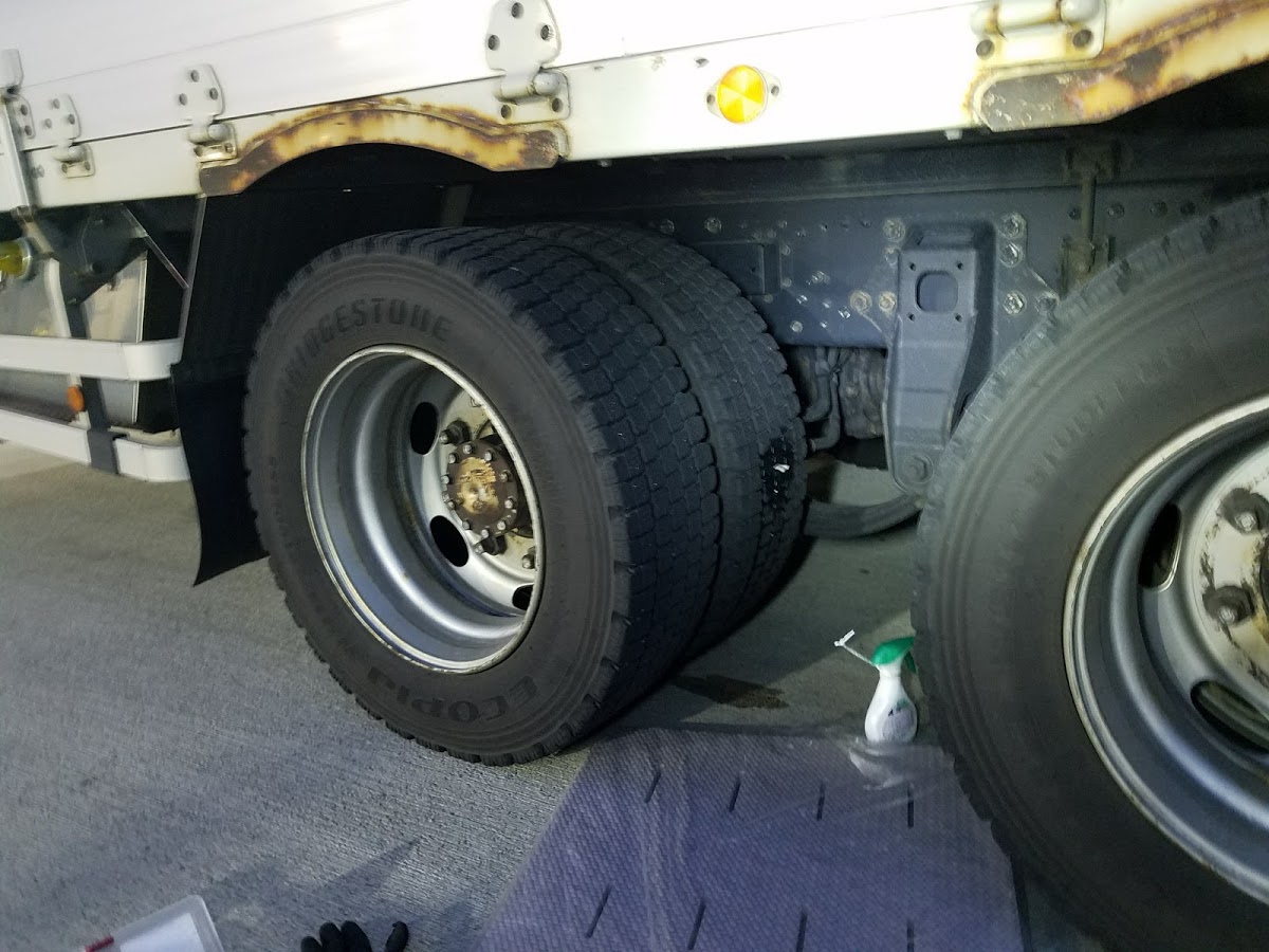 大型トラックの出張パンク修理 群馬と埼玉と軽井沢の出張パンク修理 出張タイヤ交換