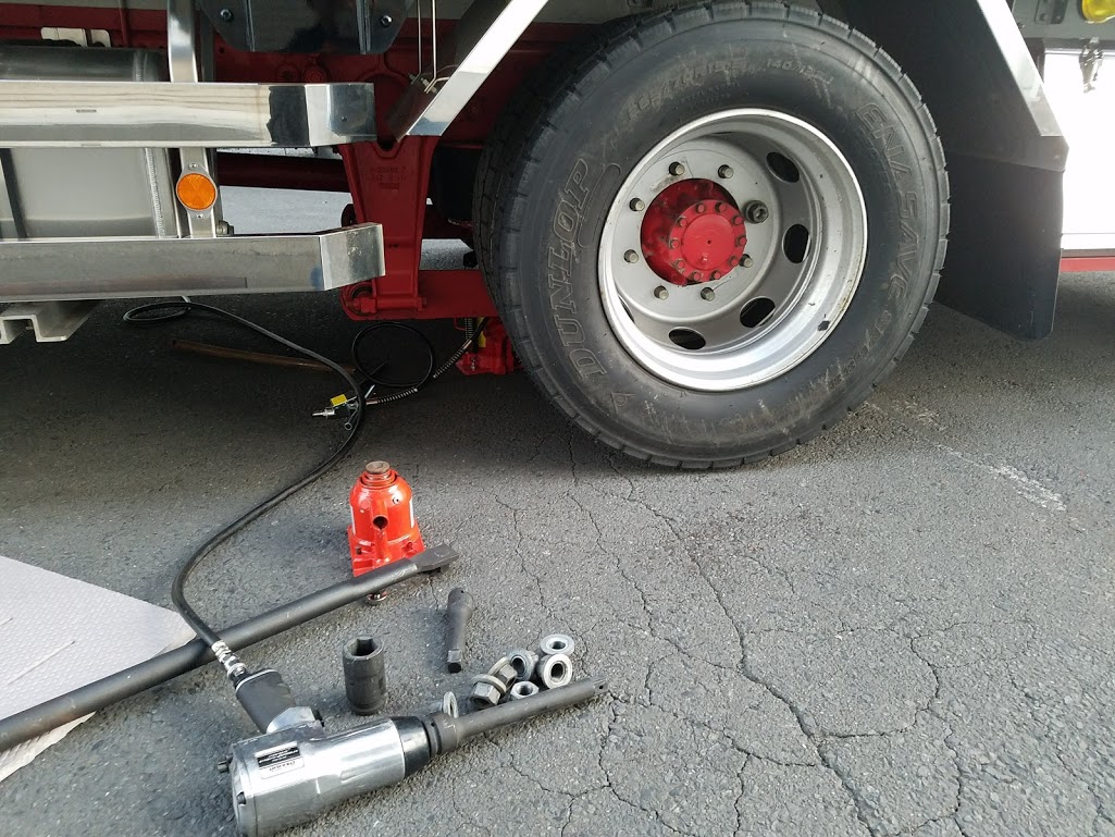 タイヤ 交換 トラック 事業車両用タイヤの点検交換サービス