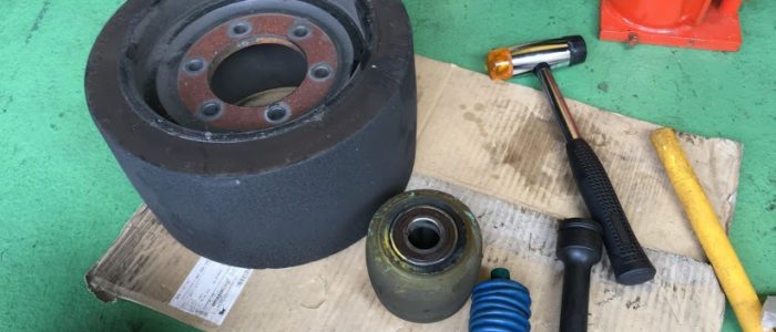 取り外したゴムタイヤ