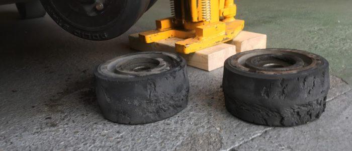 リーチフォークリフトの出張タイヤ交換