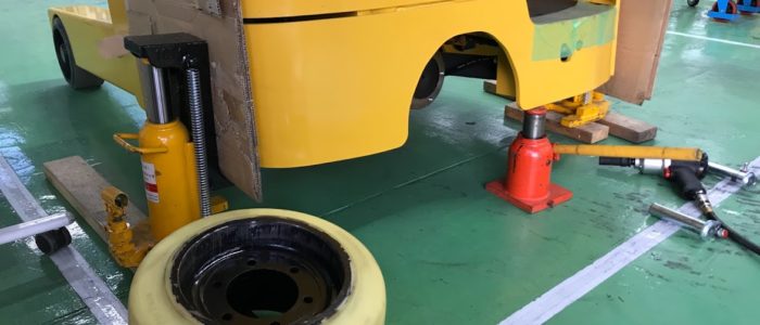 コマツリーチフォークリフトのドライブタイヤ