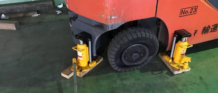 フォークリフトの出張チューブ交換