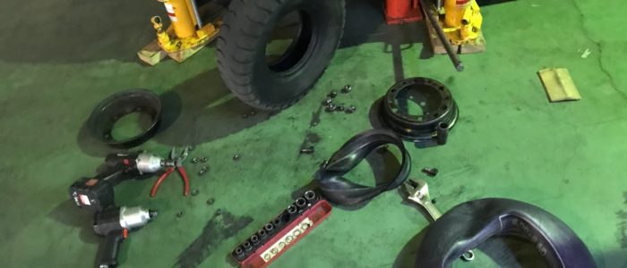 フォークリフトのチューブ交換
