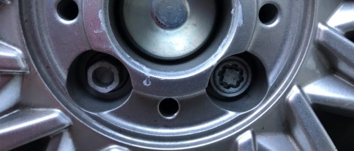 IMG_6373 花柄模様のロックボルトの取り外し