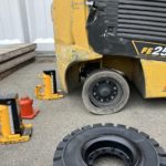 フォークリフトの出張タイヤ交換