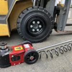 フォークリフトの出張タイヤ交換