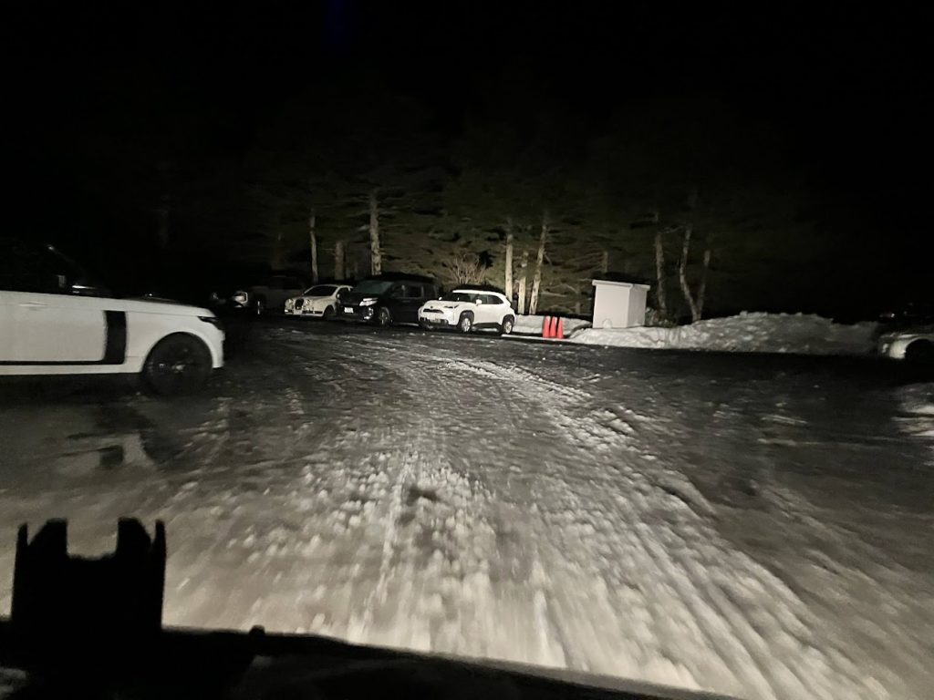 万座温泉の宿泊施設駐車場の雪