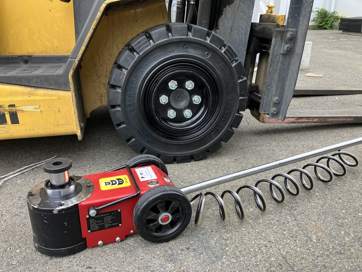 カウンターフォークリフトタイヤ交換作業