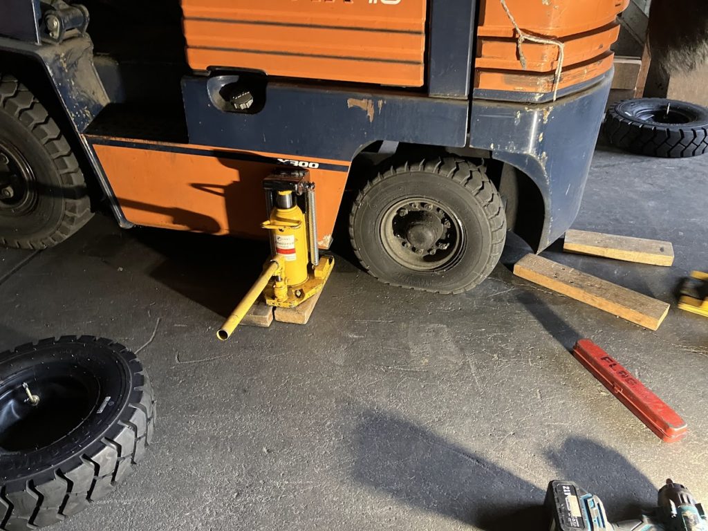 フォークリフトの出張タイヤ交換