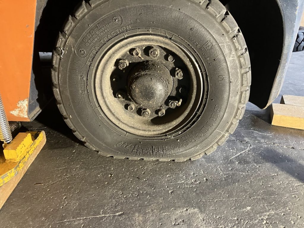 パンク寸前のフォークリフトタイヤ