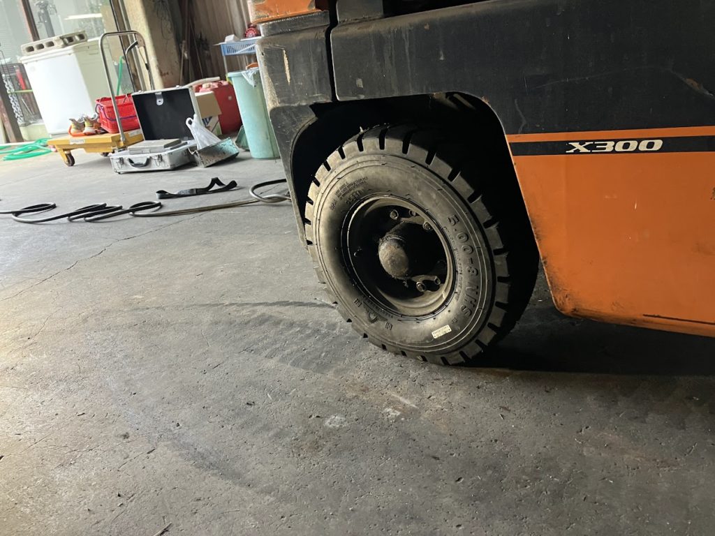 タイヤ交換後のフォークリフト