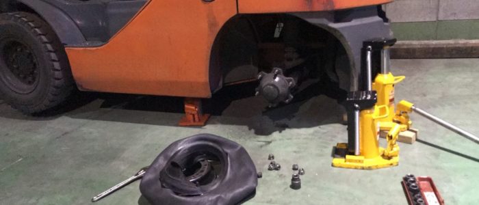 IMG_4818 フォークリフト出張パンク修理