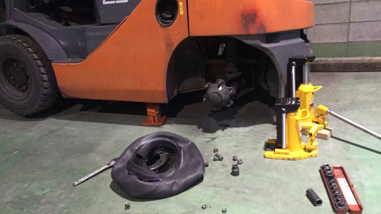 フォークリフト パンク修理作業風景