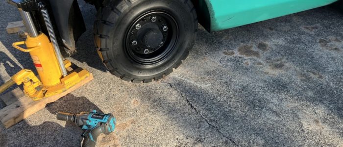 IMG_8131 フォークリフトのタイヤ交換