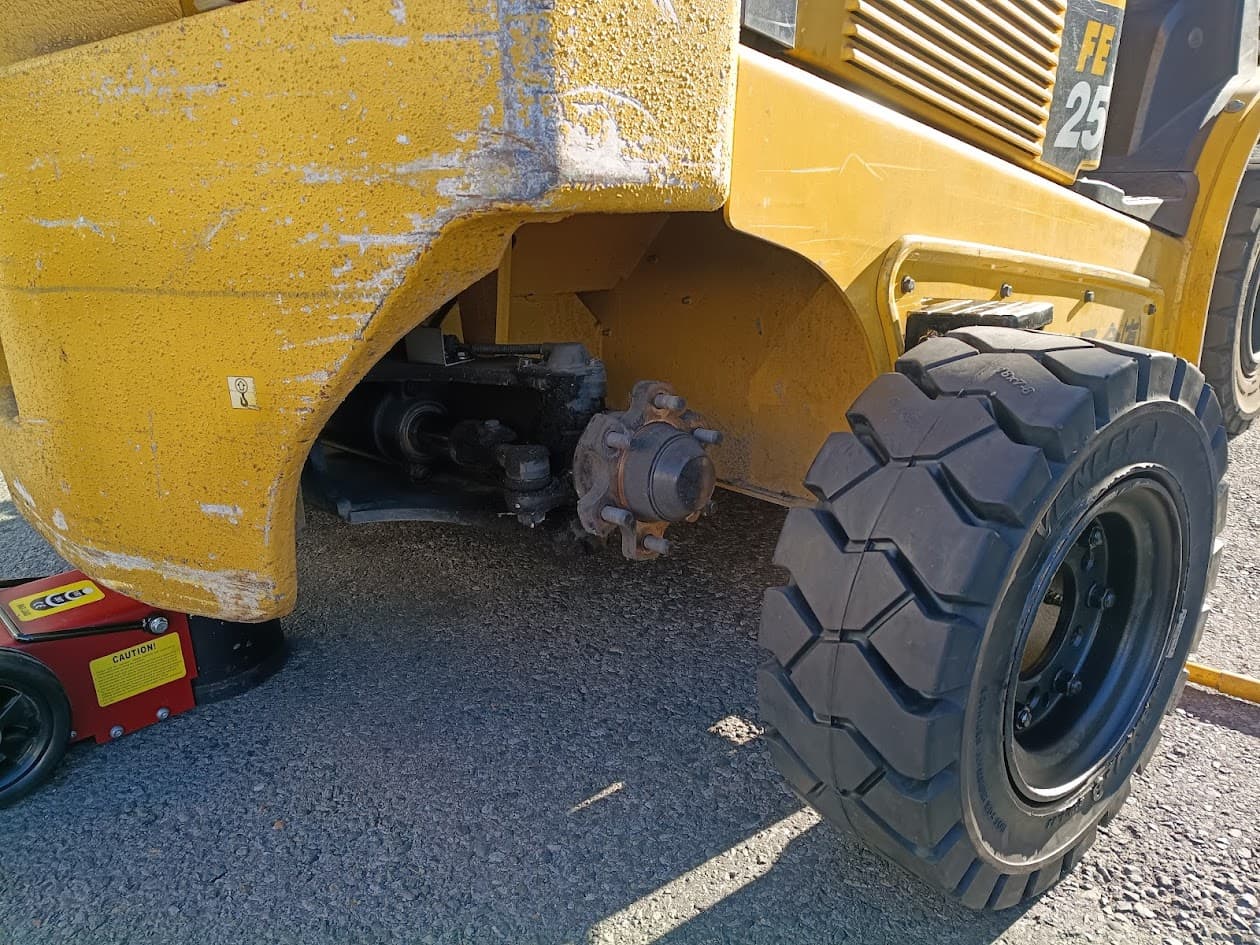 フォークリフトタイヤパンク修理