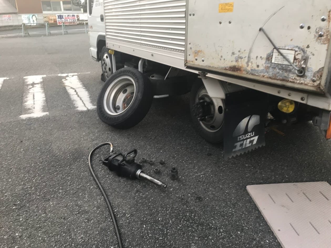 トラックスペアタイヤ交換